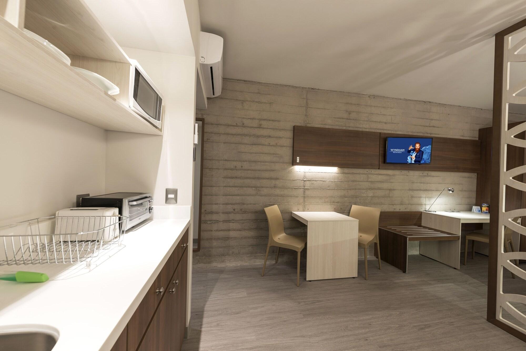 Microtel Inn & Suites By Wyndham Irapuato Eksteriør bilde