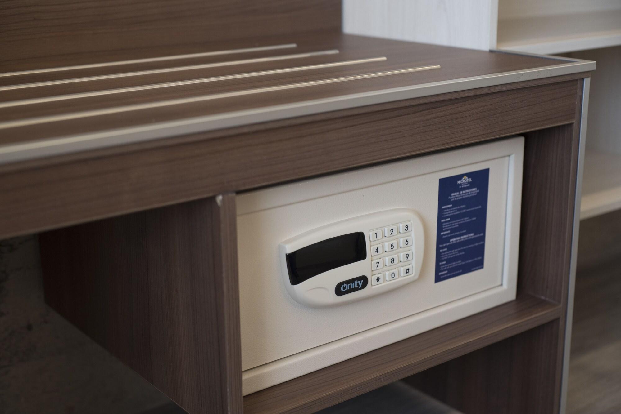 Microtel Inn & Suites By Wyndham Irapuato Eksteriør bilde