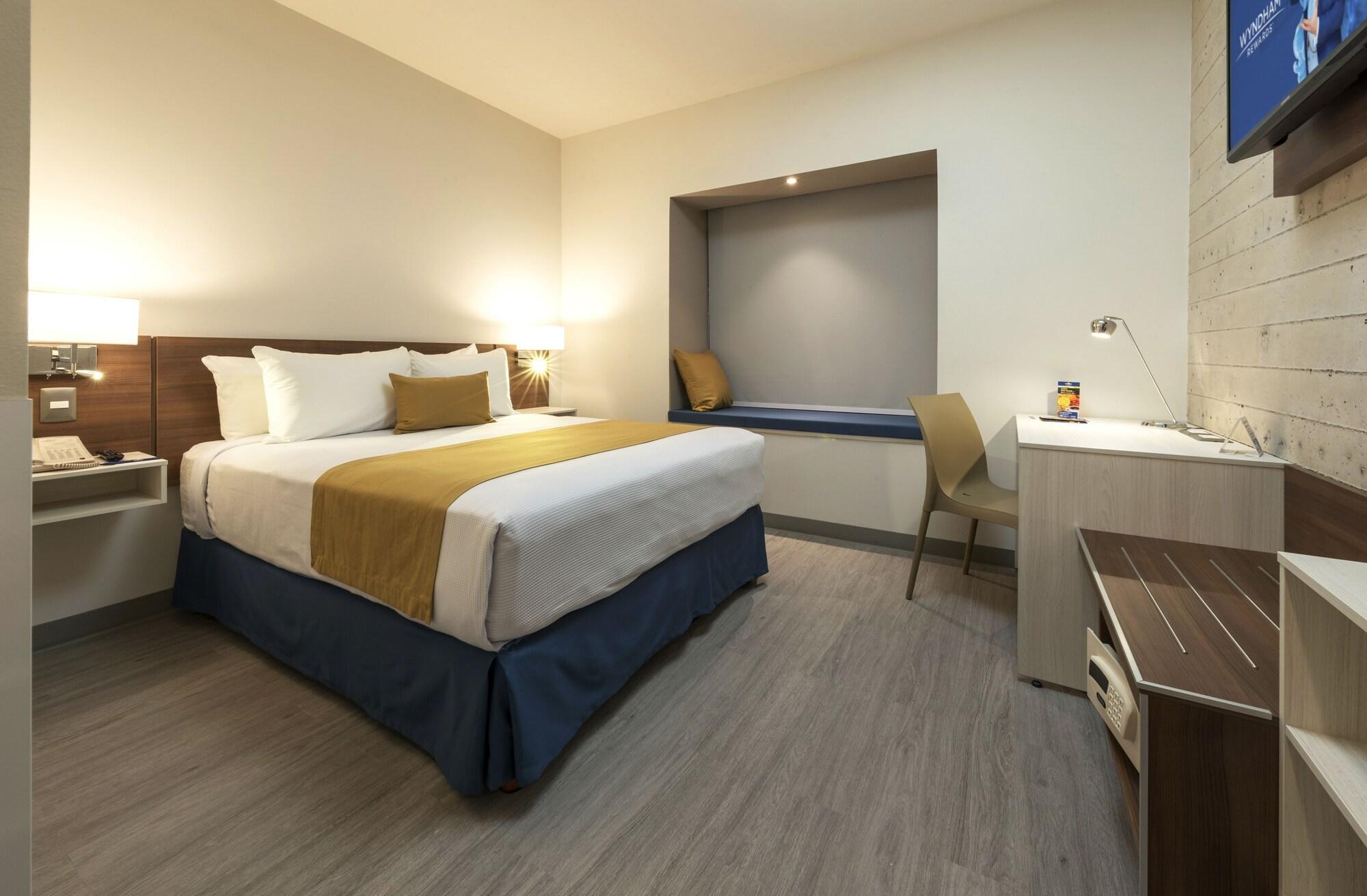 Microtel Inn & Suites By Wyndham Irapuato Eksteriør bilde