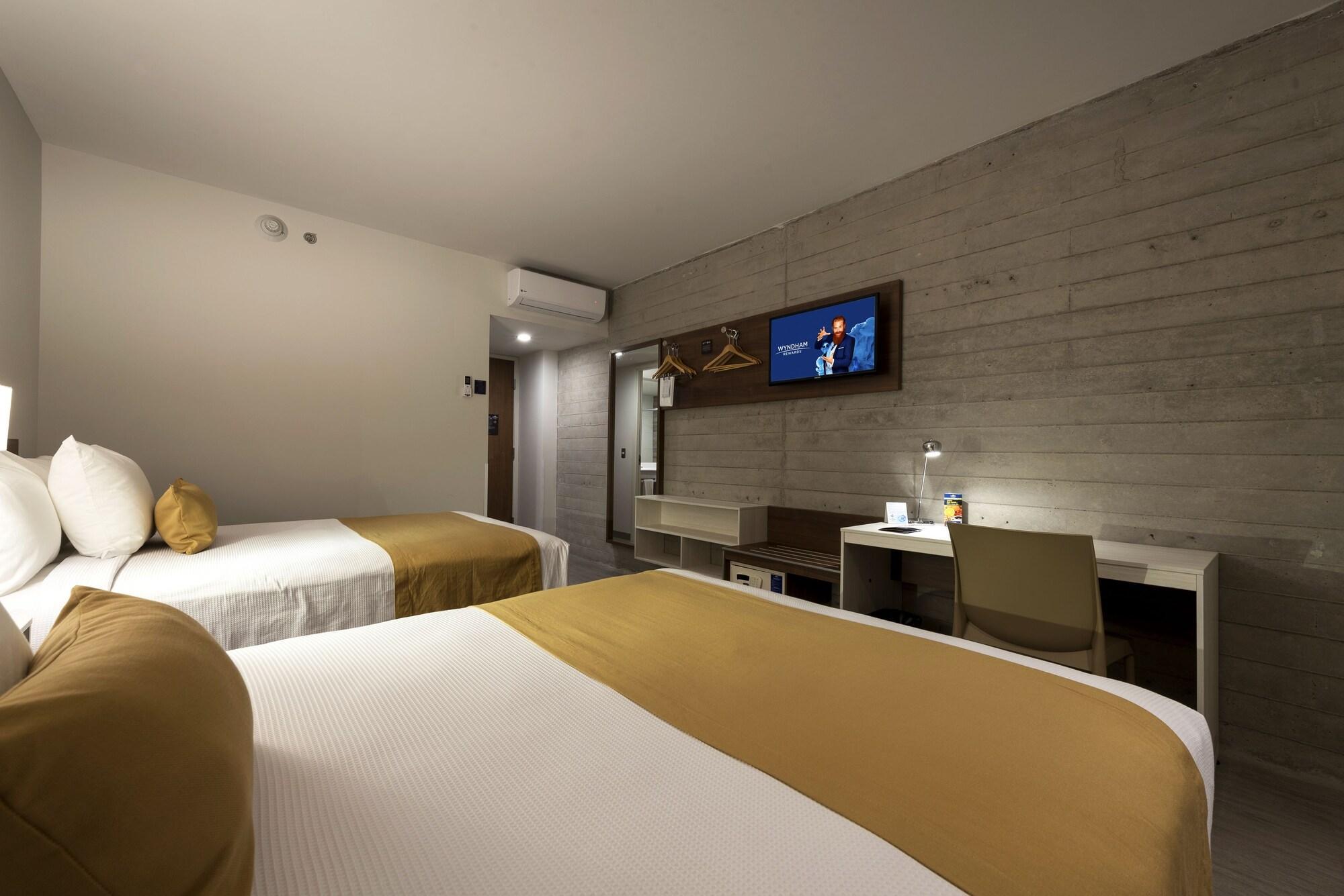 Microtel Inn & Suites By Wyndham Irapuato Eksteriør bilde