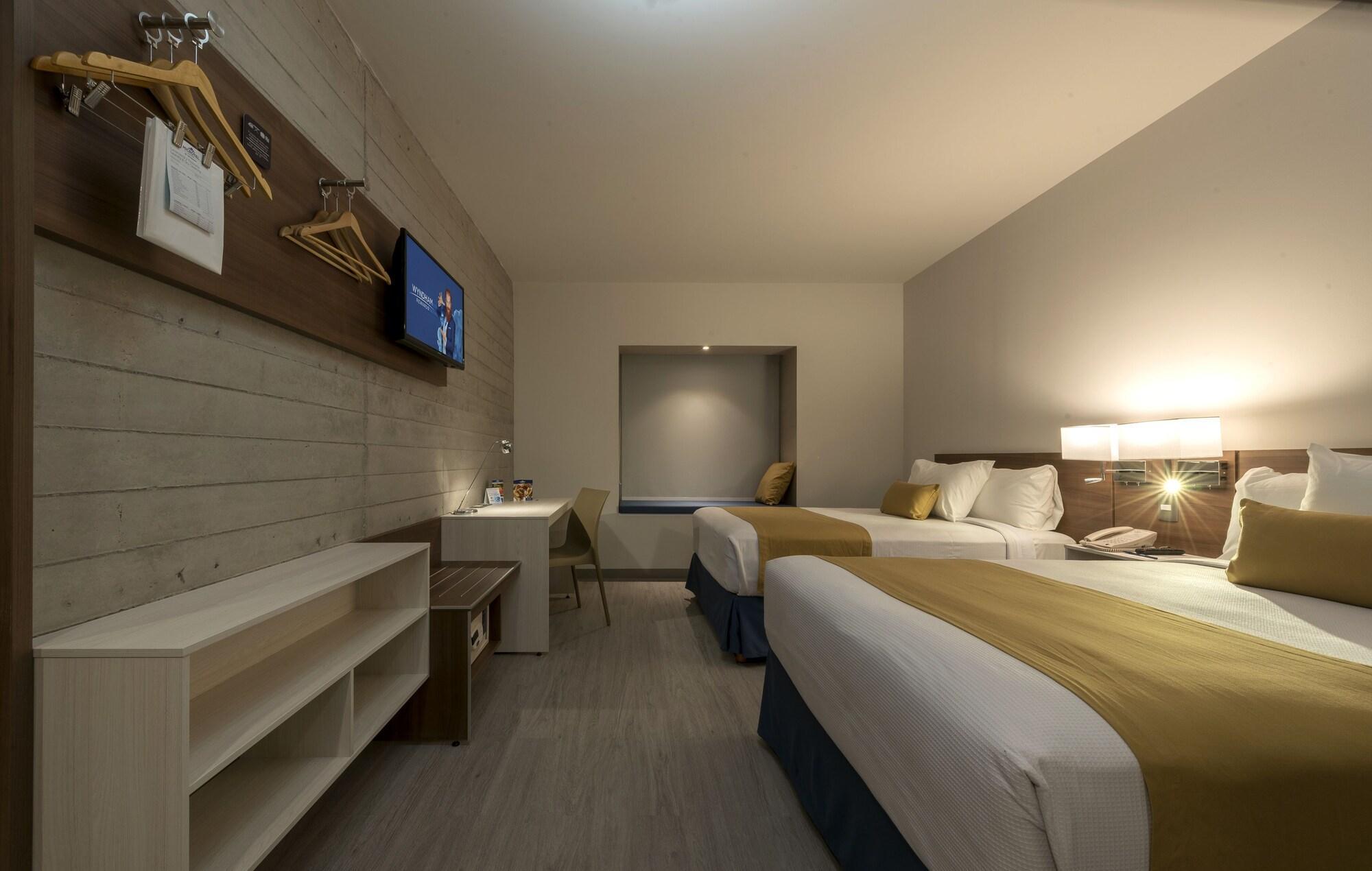 Microtel Inn & Suites By Wyndham Irapuato Eksteriør bilde