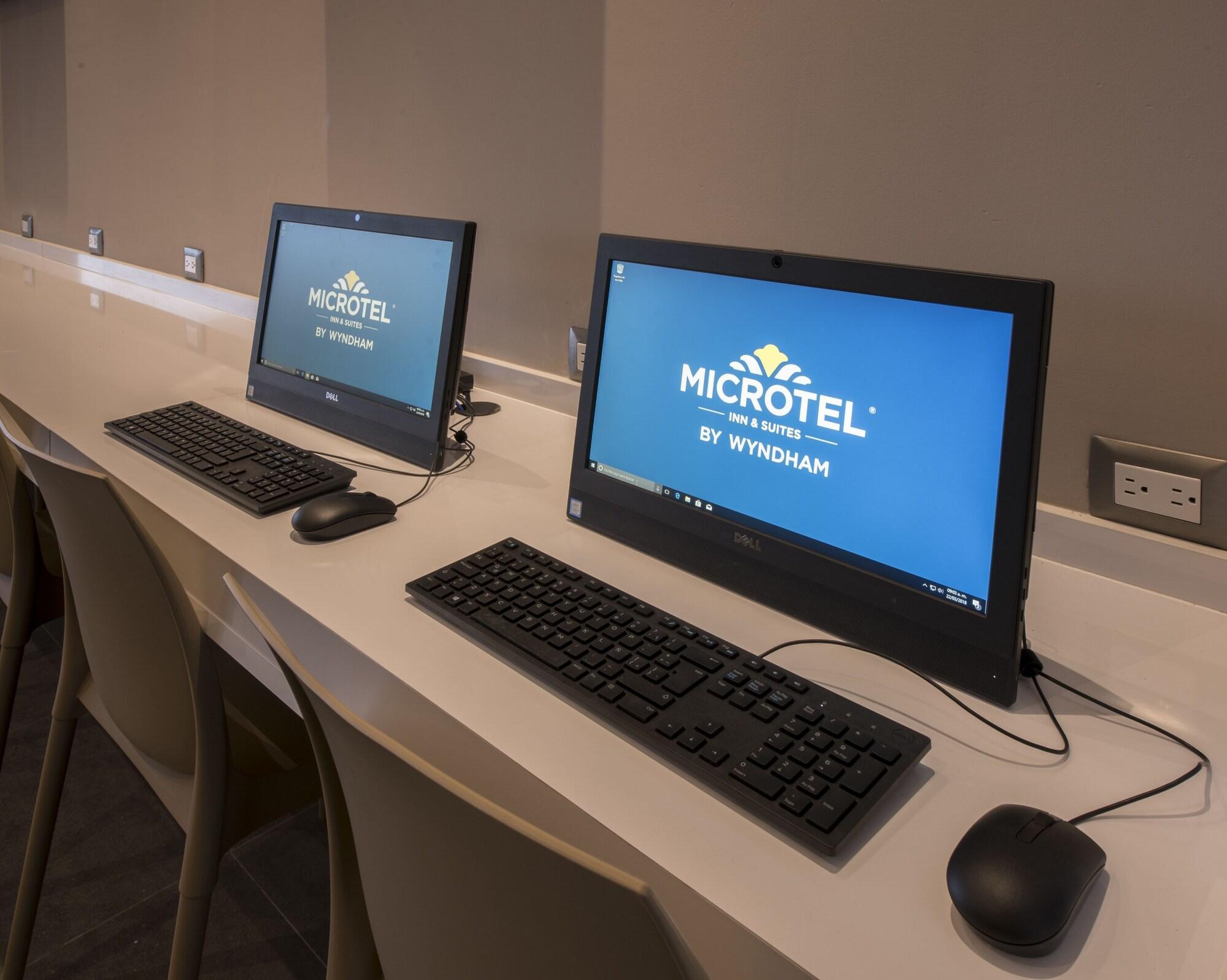 Microtel Inn & Suites By Wyndham Irapuato Eksteriør bilde