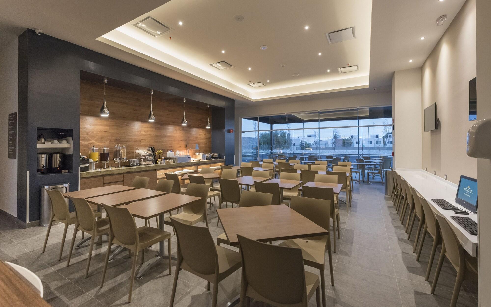 Microtel Inn & Suites By Wyndham Irapuato Eksteriør bilde