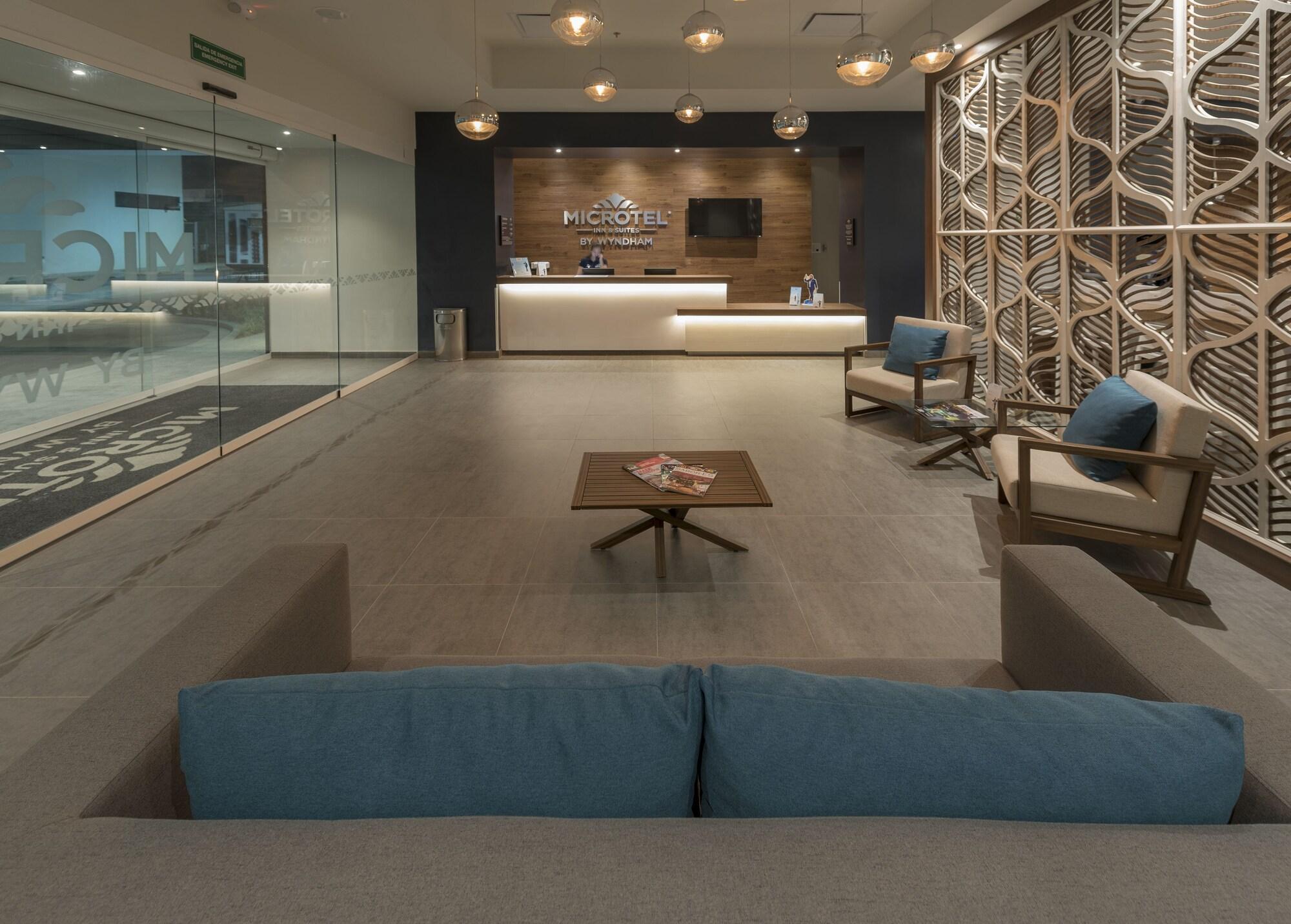 Microtel Inn & Suites By Wyndham Irapuato Eksteriør bilde