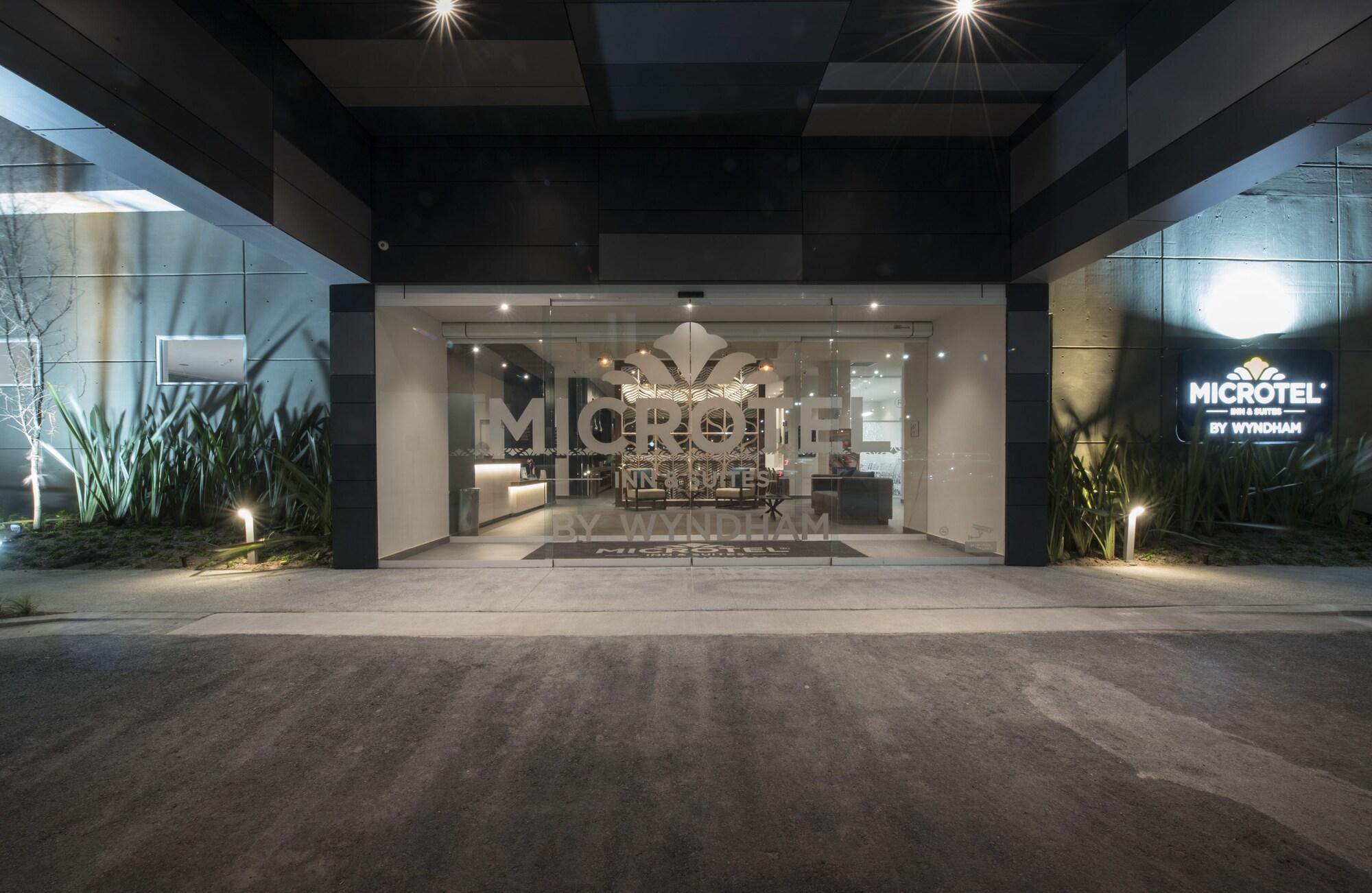 Microtel Inn & Suites By Wyndham Irapuato Eksteriør bilde