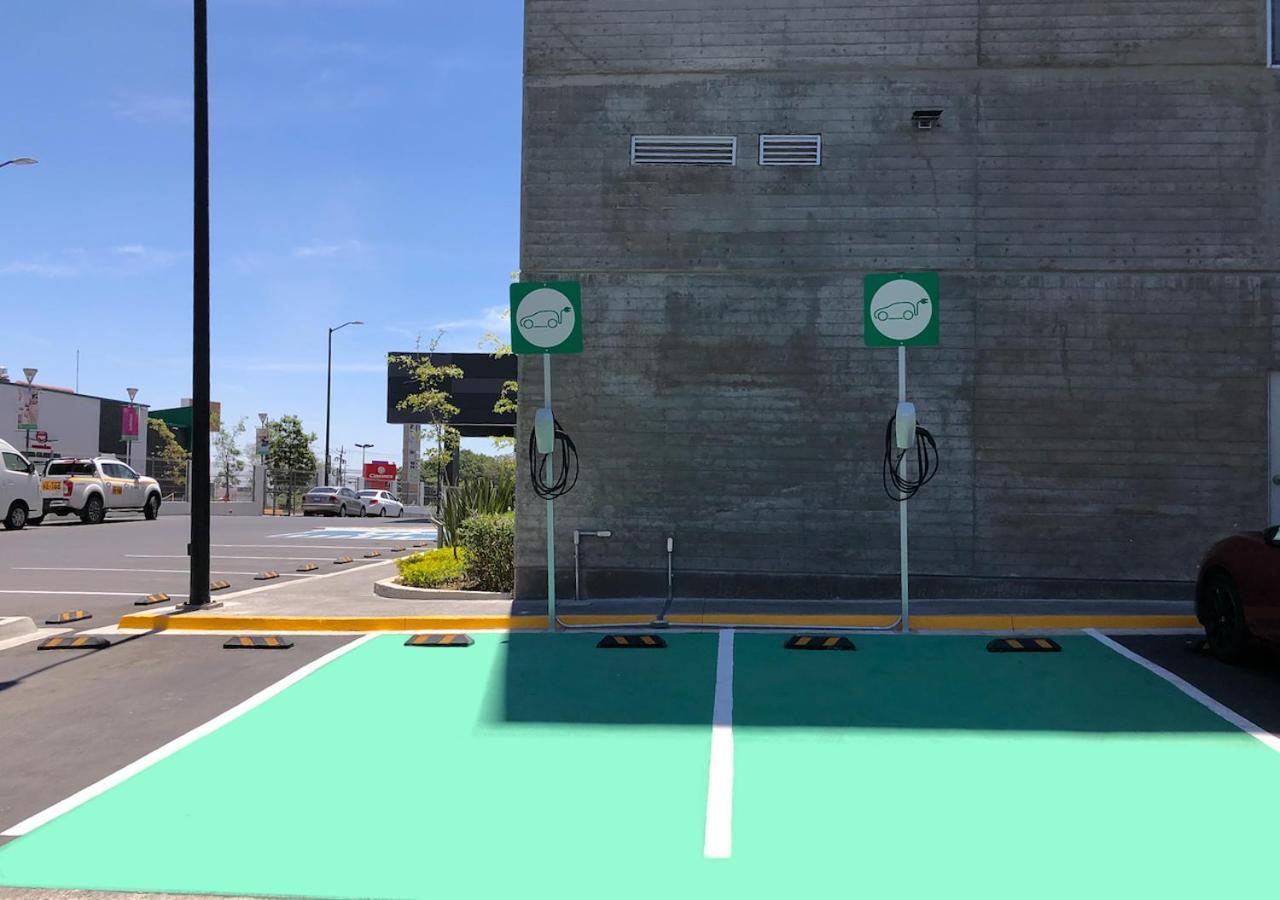 Microtel Inn & Suites By Wyndham Irapuato Eksteriør bilde