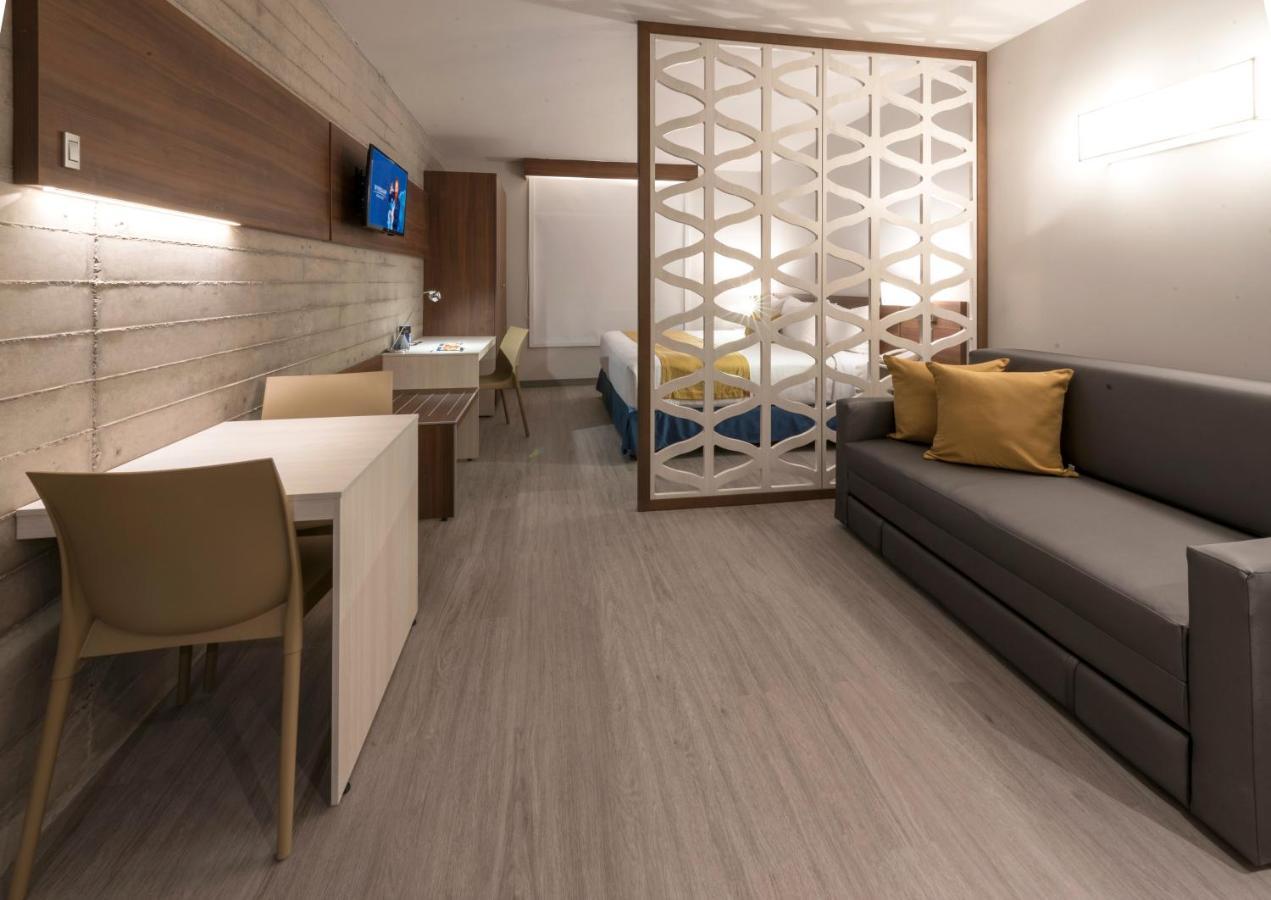 Microtel Inn & Suites By Wyndham Irapuato Eksteriør bilde
